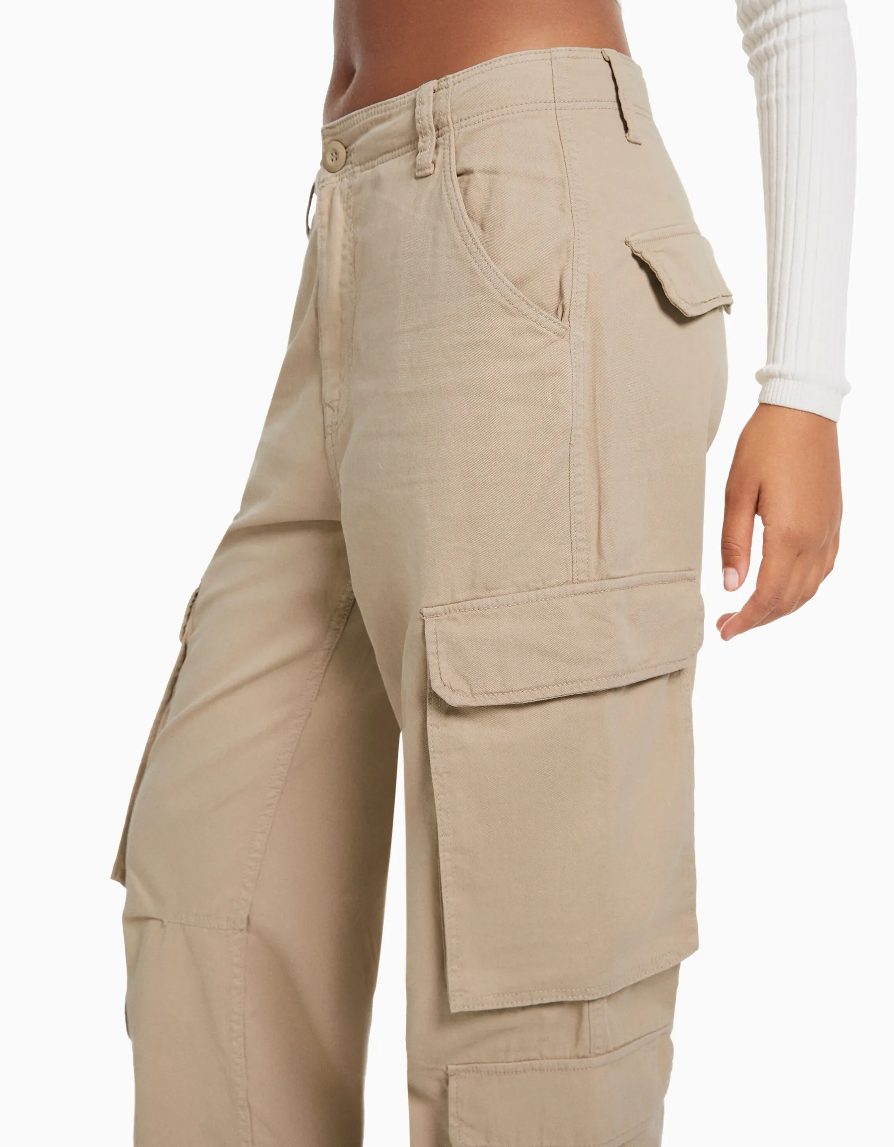 BERSHKA Pantalon cargo moulant serge multipoches Camel Store