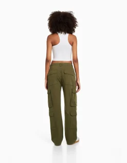 BERSHKA Pantalon cargo moulant serge multipoches Kaki Fashion