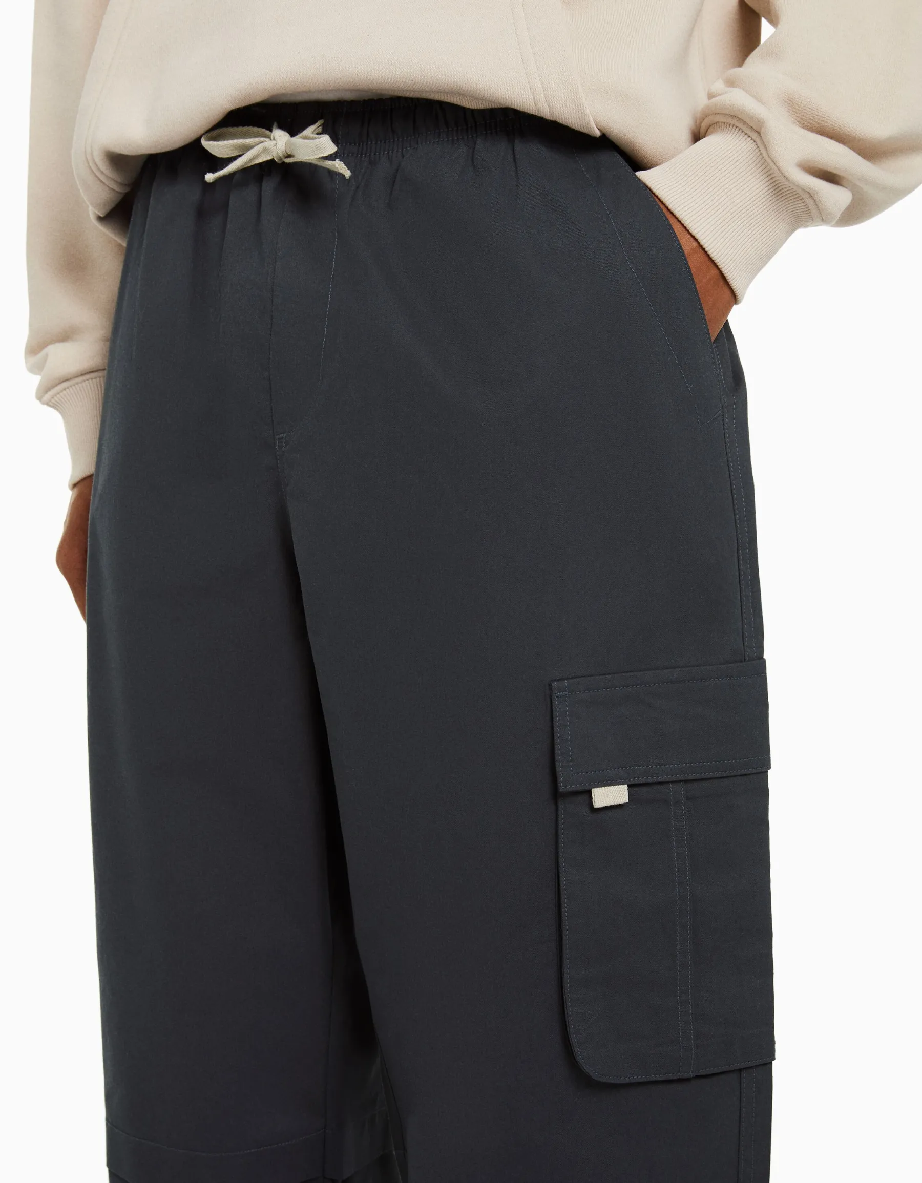 BERSHKA Pantalon cargo parachute coton Kaki Discount