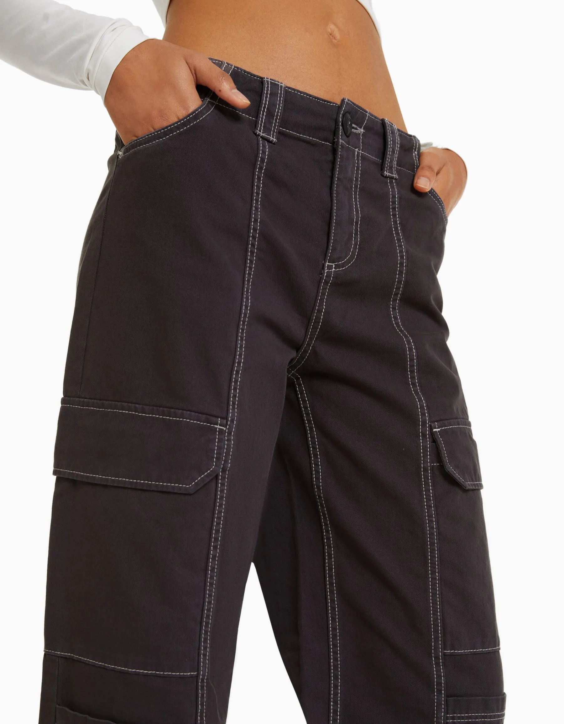 BERSHKA Pantalon cargo taille basse coton fil contraste Blanc cassé Fashion