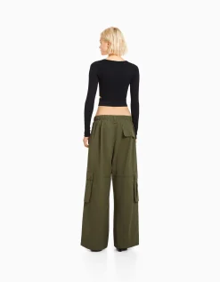 BERSHKA Pantalon cargo wide leg multipoches Kaki Sale