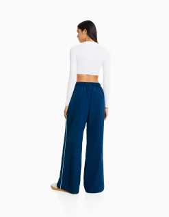 BERSHKA Pantalon effet nylon passepoil sur le côté Bleu Hot