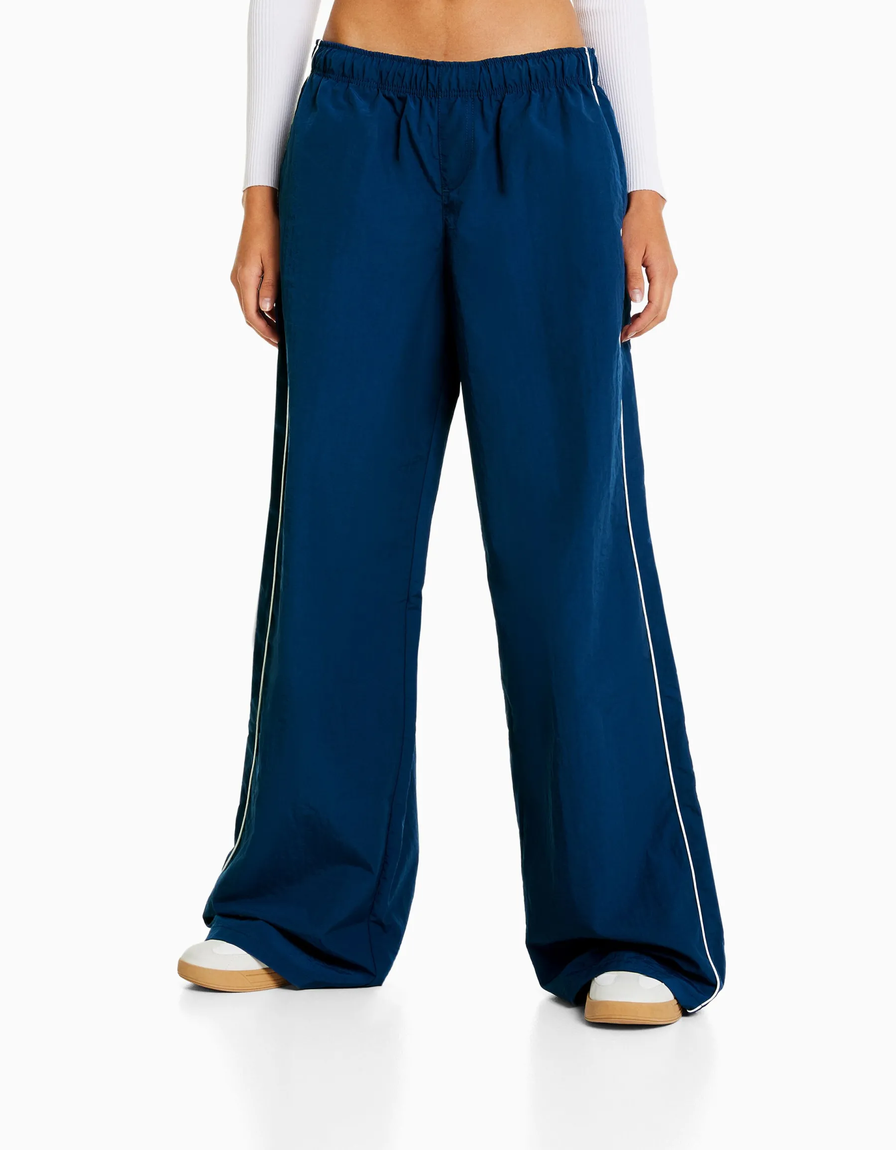 BERSHKA Pantalon effet nylon passepoil sur le côté Bleu Flash Sale