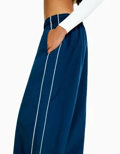 BERSHKA Pantalon effet nylon passepoil sur le côté Bleu Flash Sale