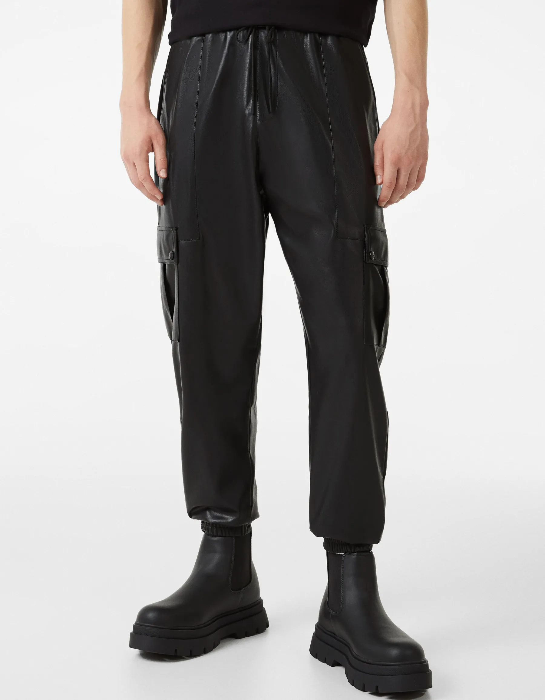 BERSHKA Pantalon jogger cargo en similicuir Noir Online