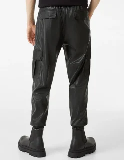 BERSHKA Pantalon jogger cargo en similicuir Noir Online