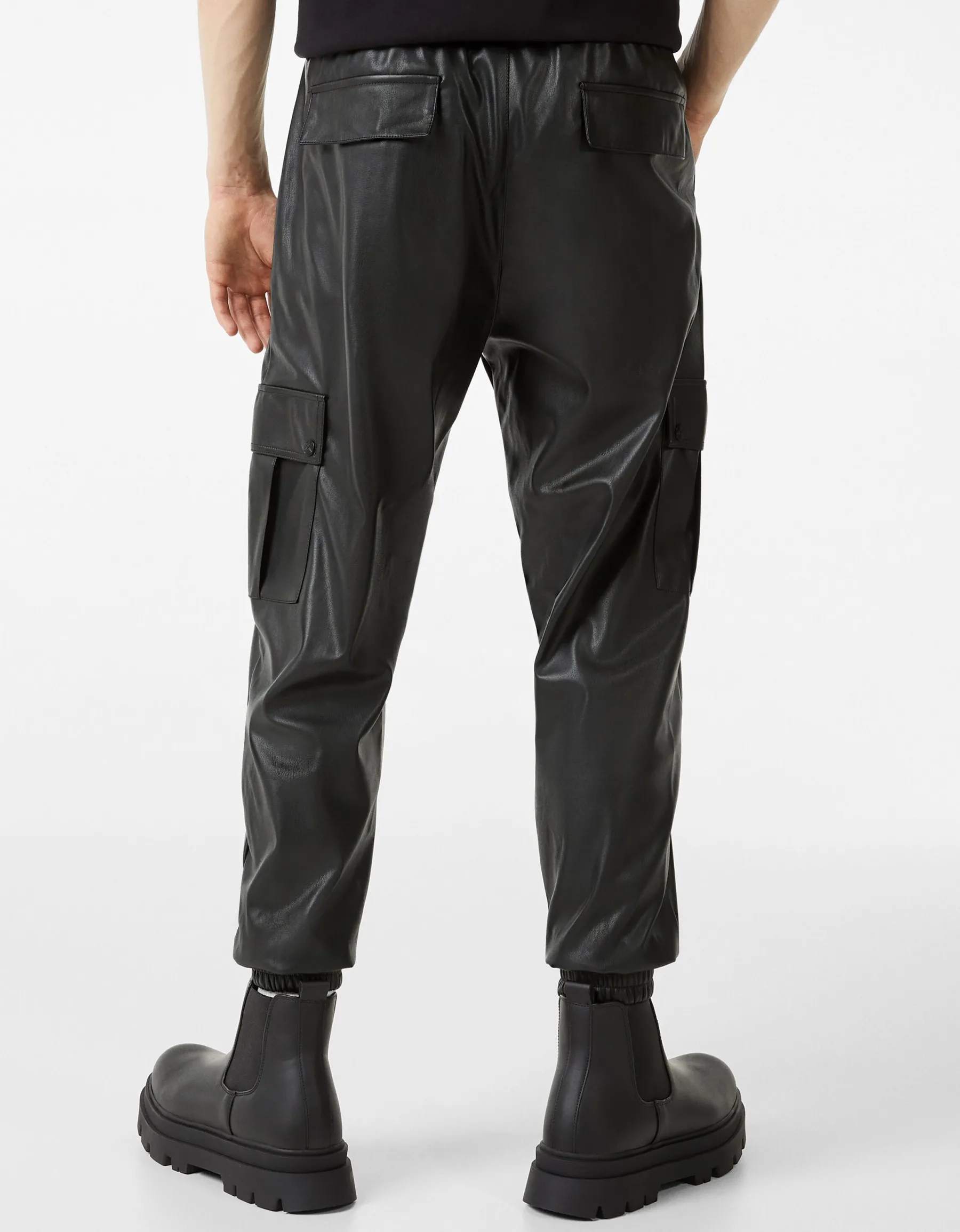 BERSHKA Pantalon jogger cargo en similicuir Noir Online