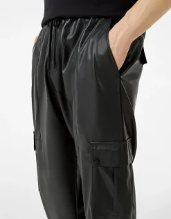 BERSHKA Pantalon jogger cargo en similicuir Noir Online