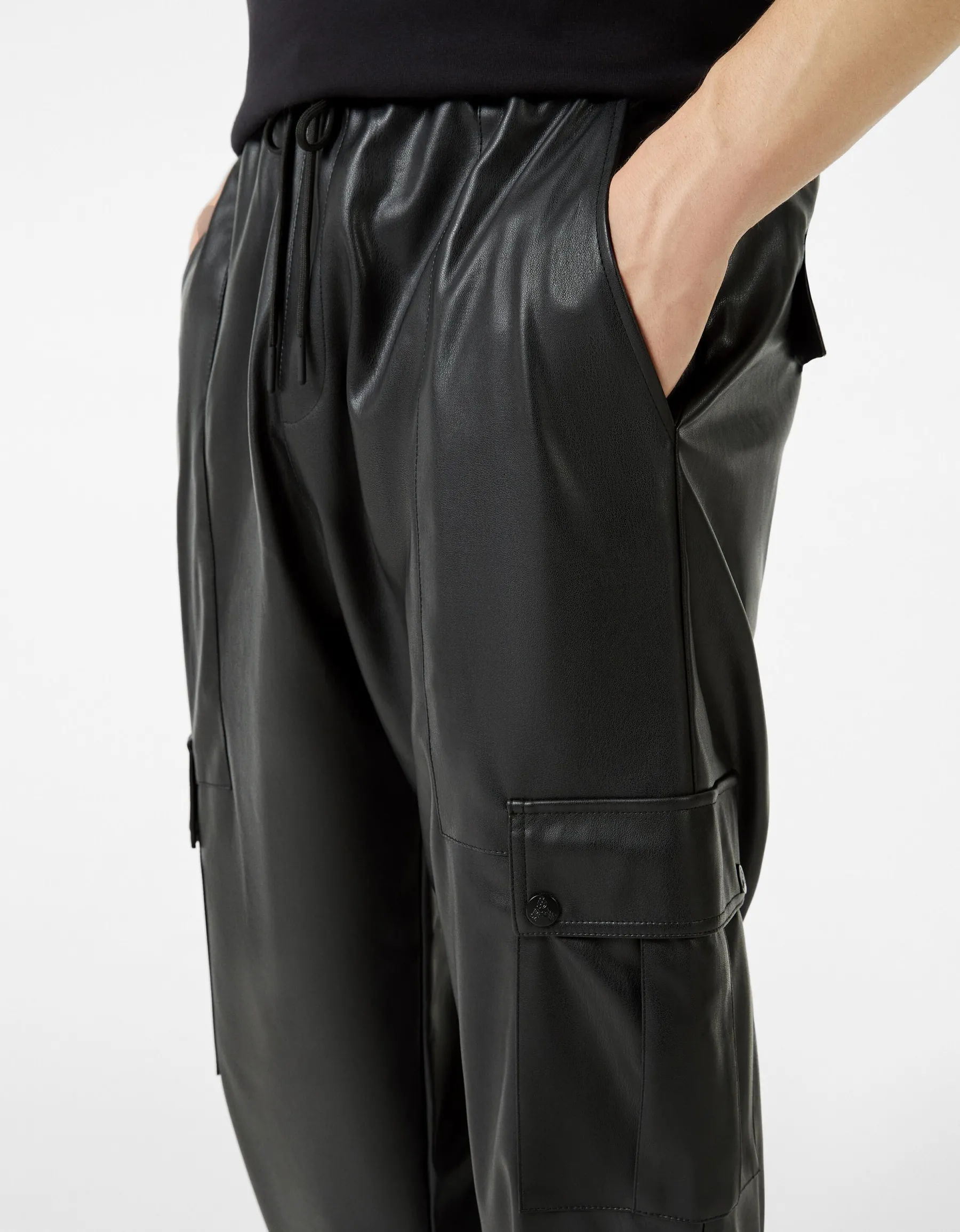 BERSHKA Pantalon jogger cargo en similicuir Noir Online