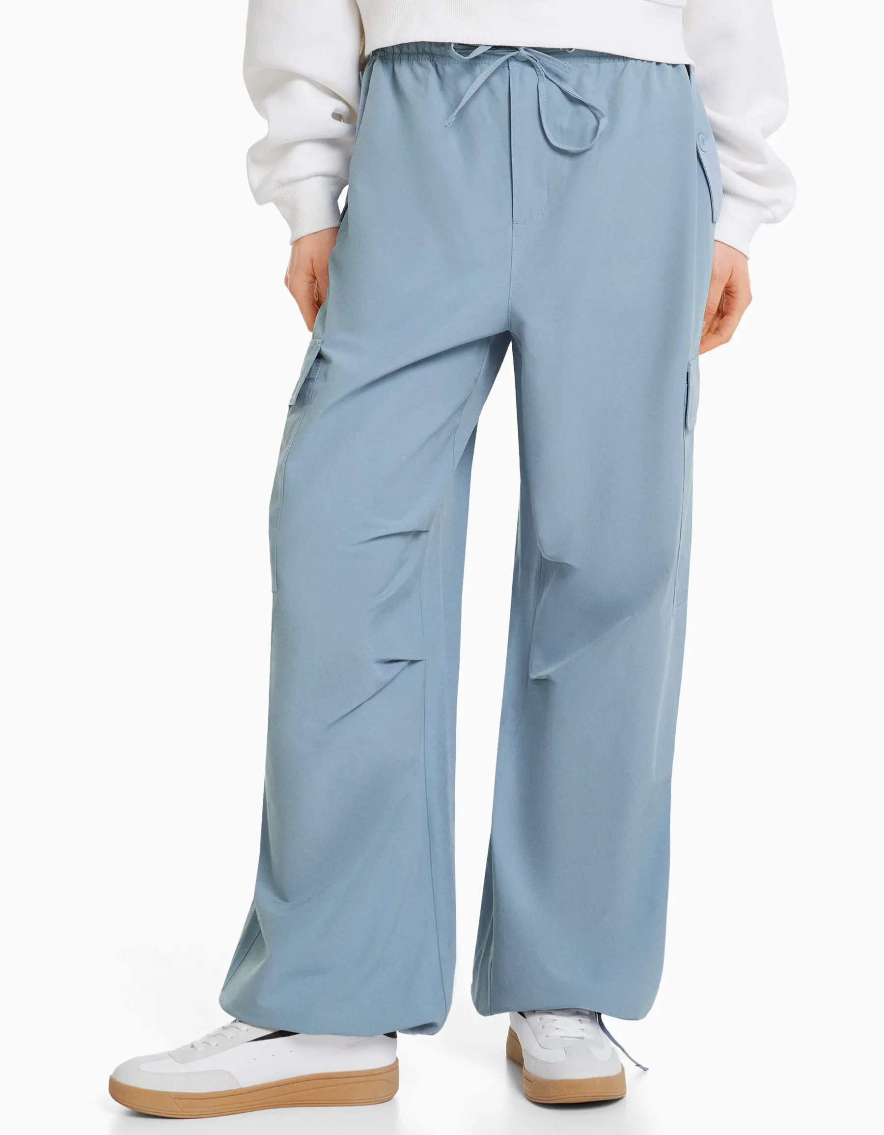 BERSHKA Pantalon jogger cargo parachute Bleu lavé Outlet