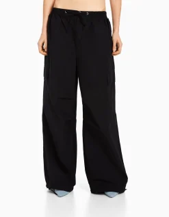 BERSHKA Pantalon jogger cargo parachute Noir Cheap