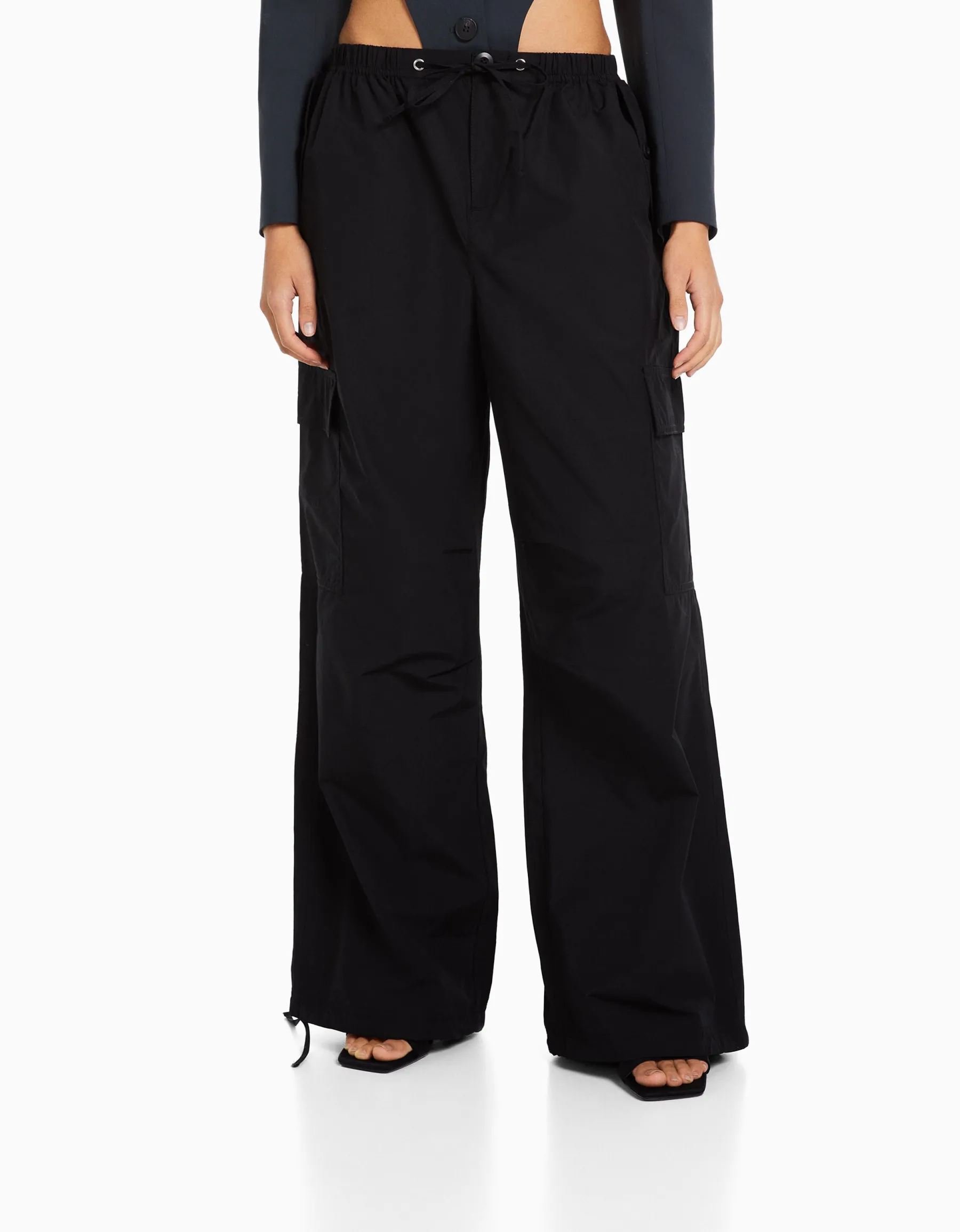 BERSHKA Pantalon jogger cargo parachute Bleu lavé Outlet