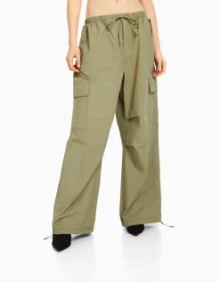 BERSHKA Pantalon jogger cargo parachute Kaki Flash Sale