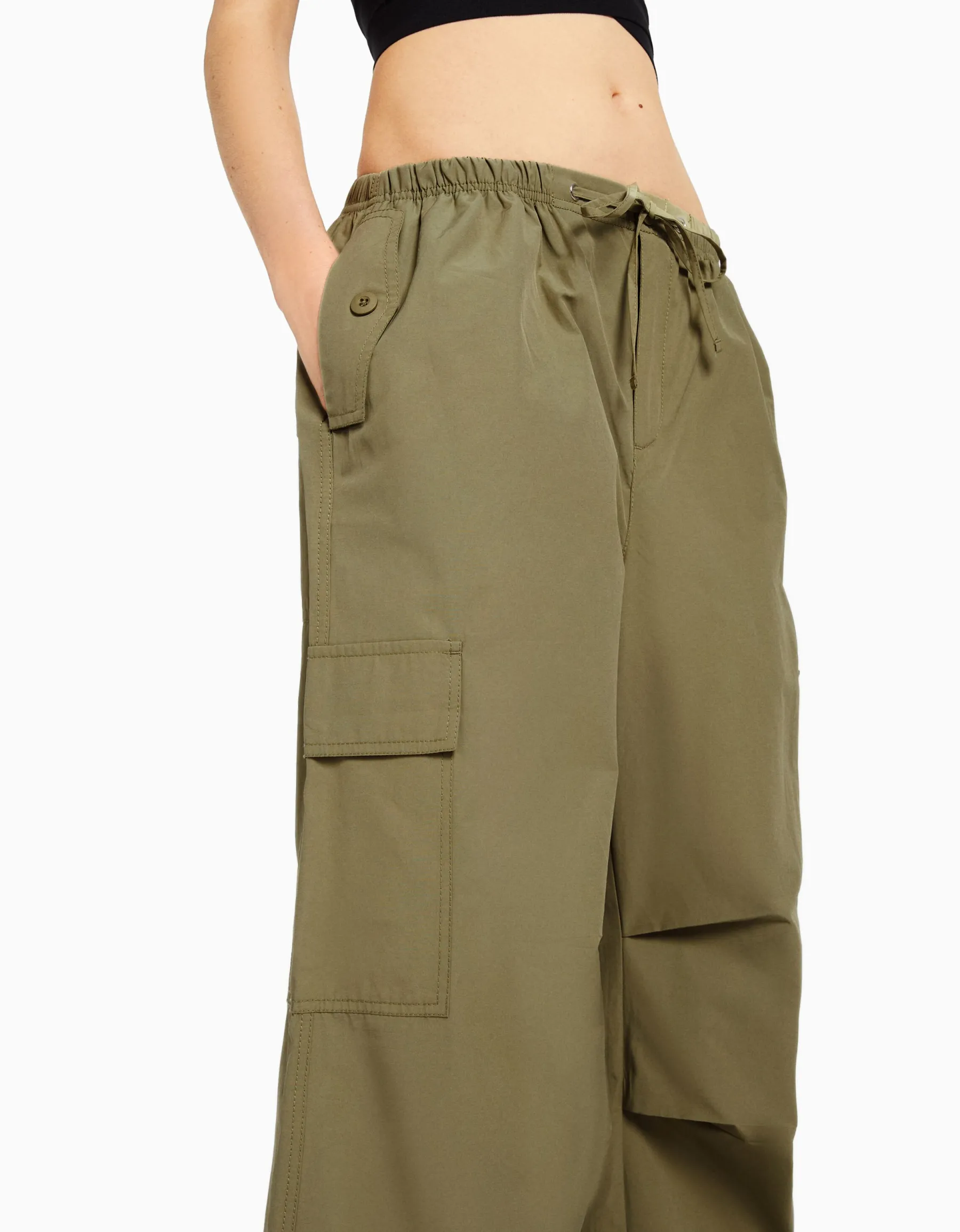 BERSHKA Pantalon jogger cargo parachute Kaki Flash Sale