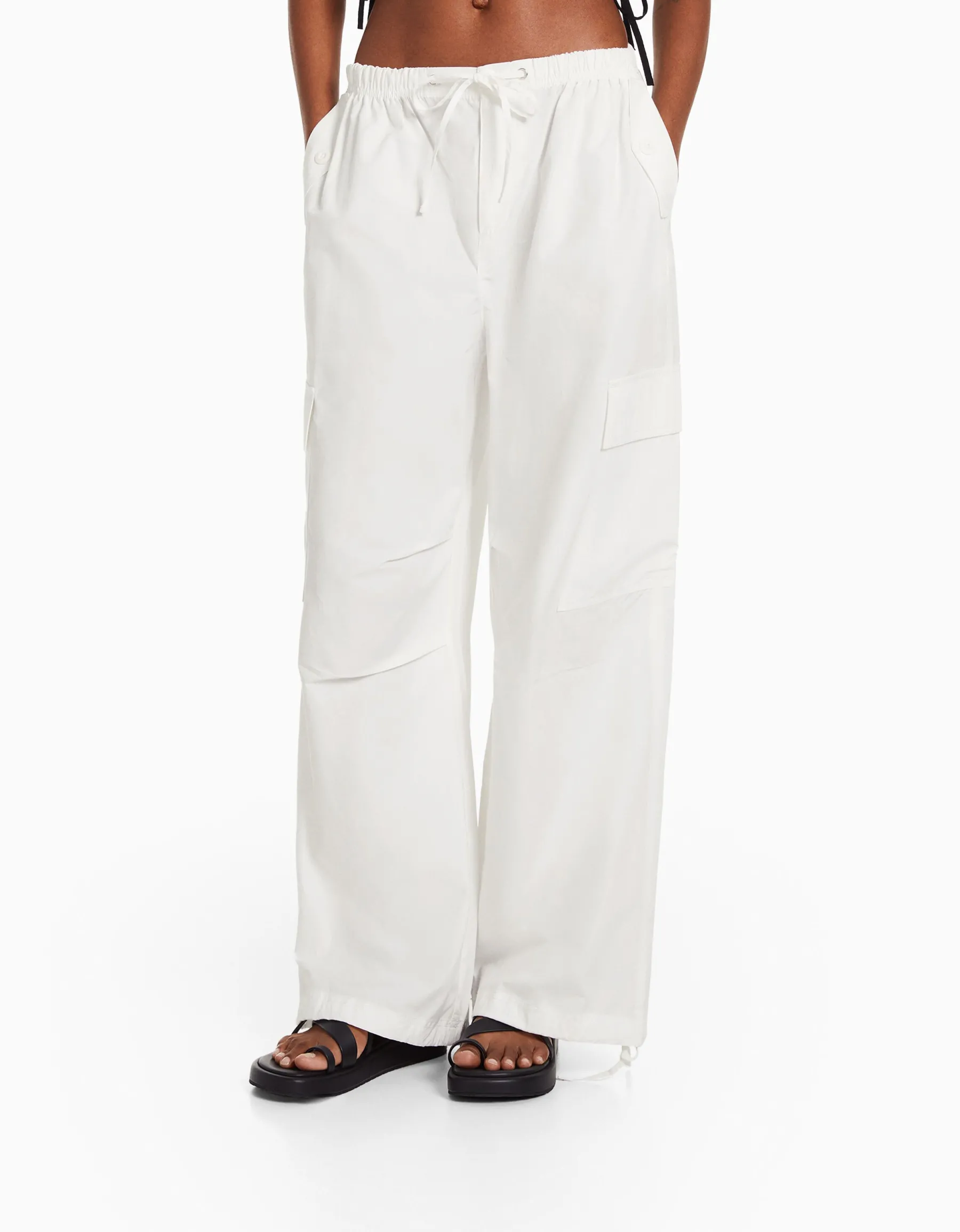 BERSHKA Pantalon jogger cargo parachute Bleu lavé Best
