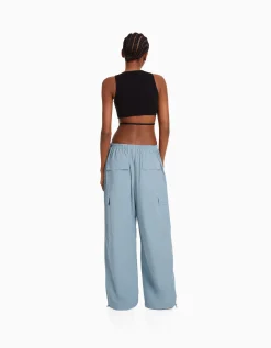 BERSHKA Pantalon jogger cargo parachute Bleu lavé Flash Sale