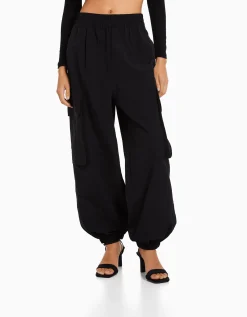 BERSHKA Pantalon jogger cargo poches effet nylon Noir Fashion