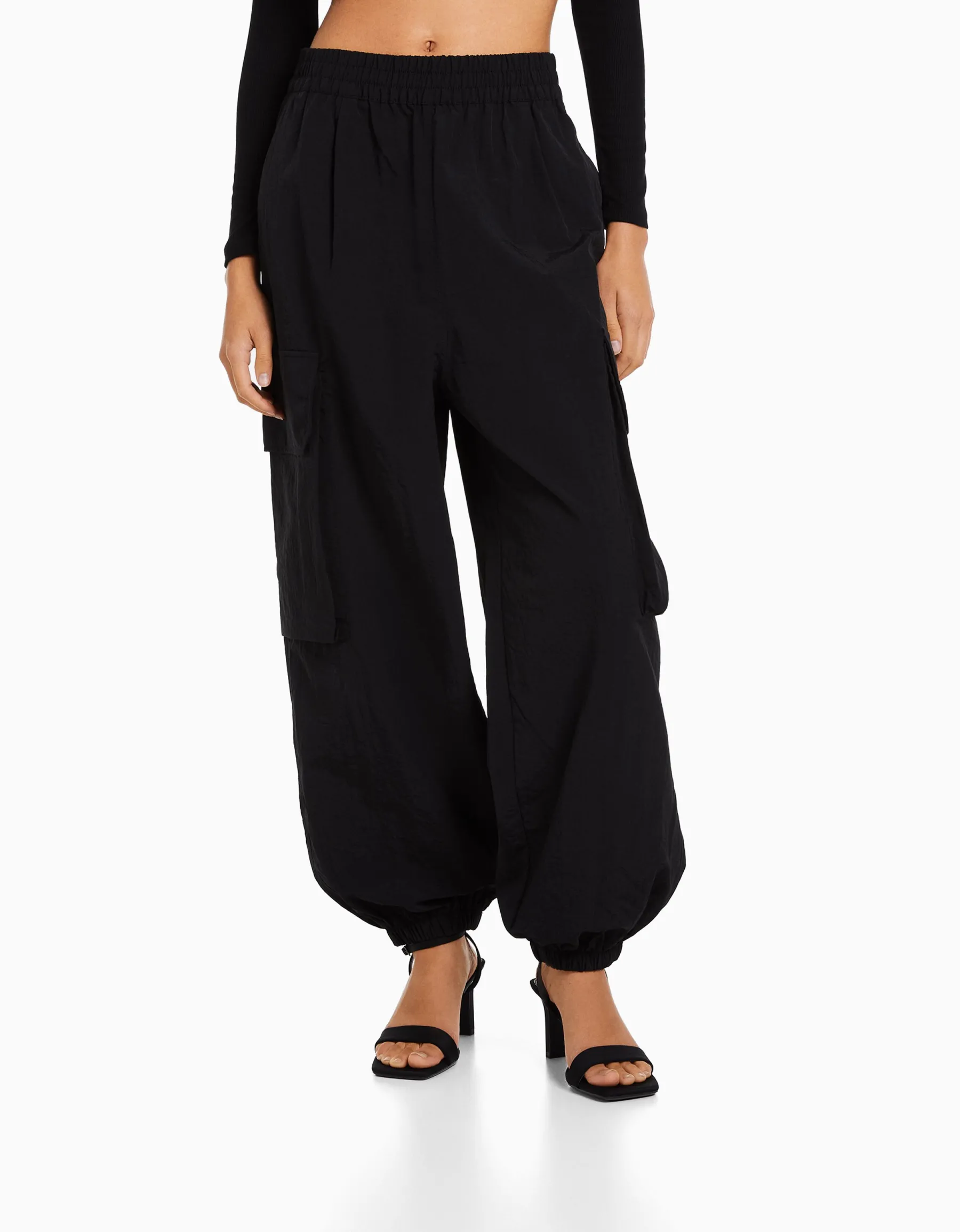 BERSHKA Pantalon jogger cargo poches effet nylon Noir Fashion