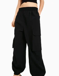 BERSHKA Pantalon jogger cargo poches effet nylon Noir Cheap