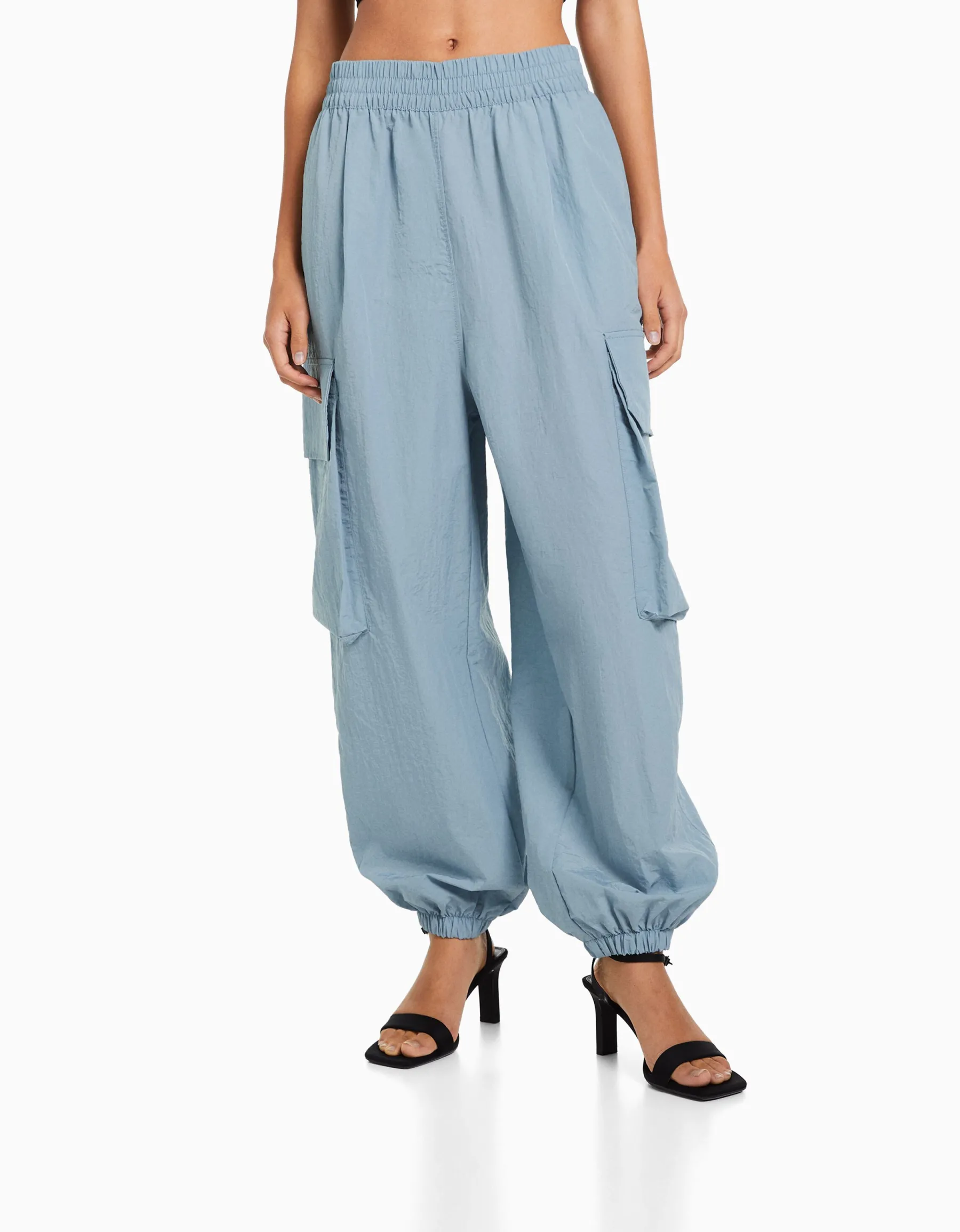 BERSHKA Pantalon jogger cargo poches effet nylon Gris Cheap