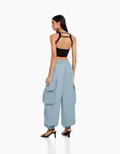 BERSHKA Pantalon jogger cargo poches effet nylon Gris Cheap