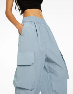 BERSHKA Pantalon jogger cargo poches effet nylon Gris Cheap