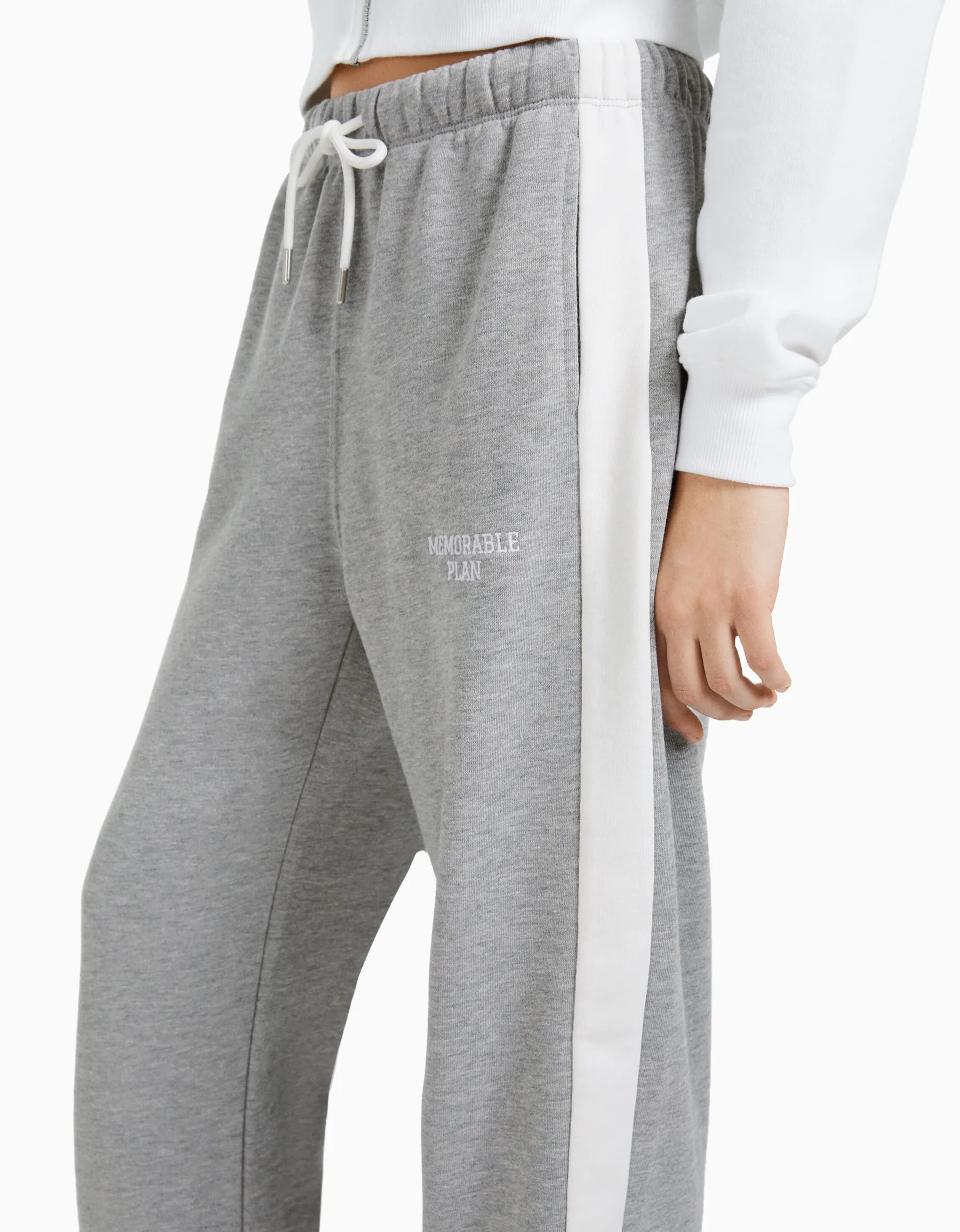 BERSHKA Pantalon jogger molleton avec bandes et inscription brodée Gris Cheap