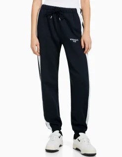 BERSHKA Pantalon jogger molleton avec bandes et inscription brodée Gris Flash Sale