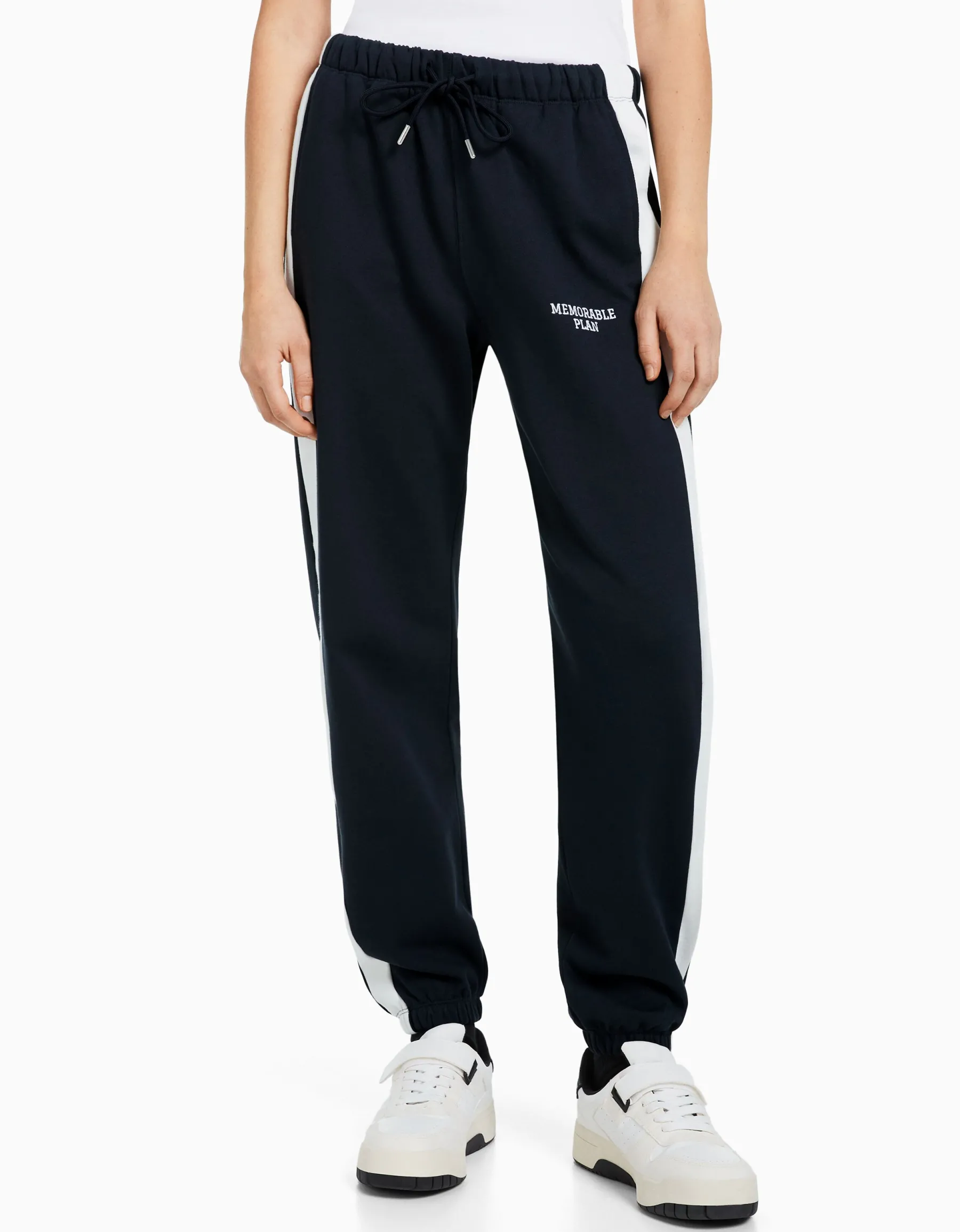 BERSHKA Pantalon jogger molleton avec bandes et inscription brodée Gris Flash Sale