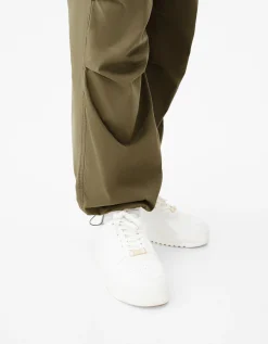 BERSHKA Pantalon jogger parachute loose fit Kaki Best