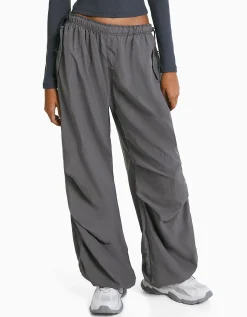 BERSHKA Pantalon jogger parachute nylon Noir Fashion