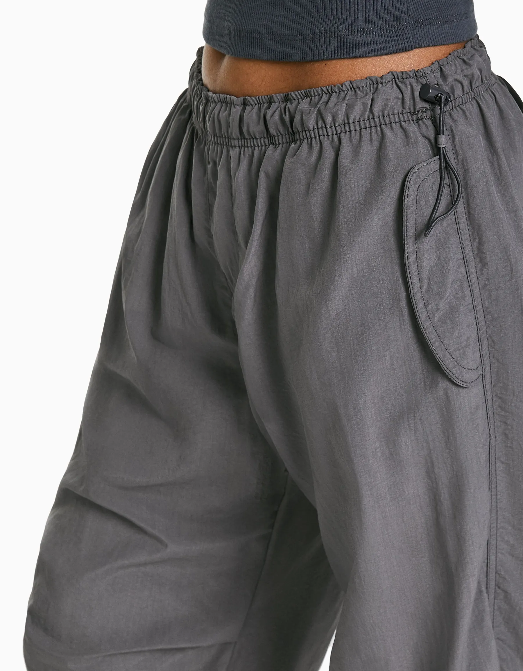 BERSHKA Pantalon jogger parachute nylon Noir Fashion
