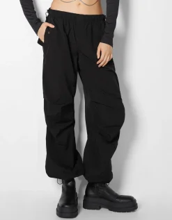 BERSHKA Pantalon jogger parachute nylon Noir Best
