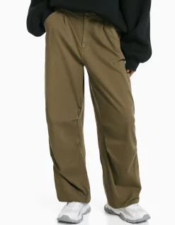 BERSHKA Pantalon jogger parachute loose fit Kaki Online