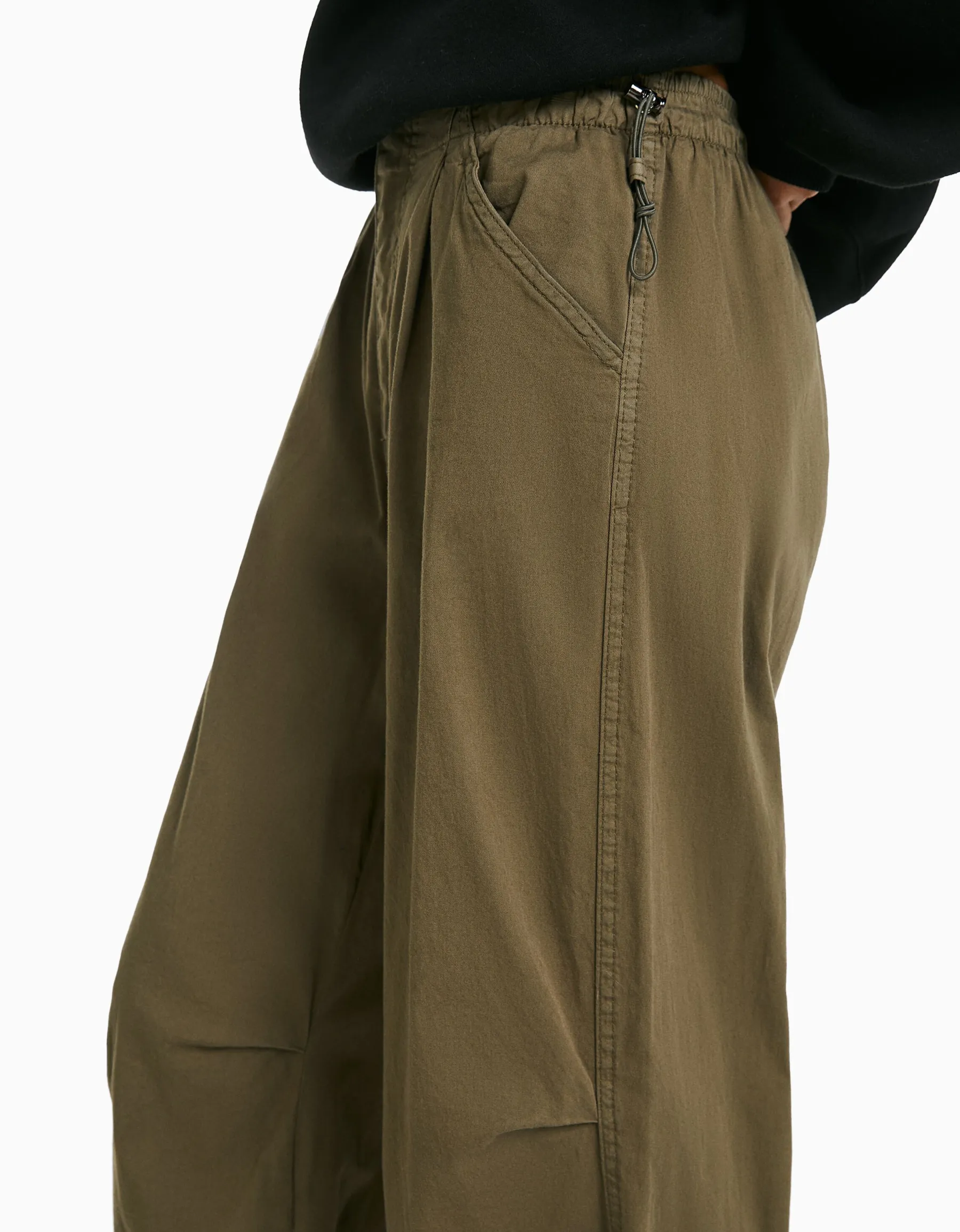 BERSHKA Pantalon jogger parachute loose fit Kaki Online