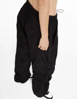 BERSHKA Pantalon parachute nylon Noir Sale