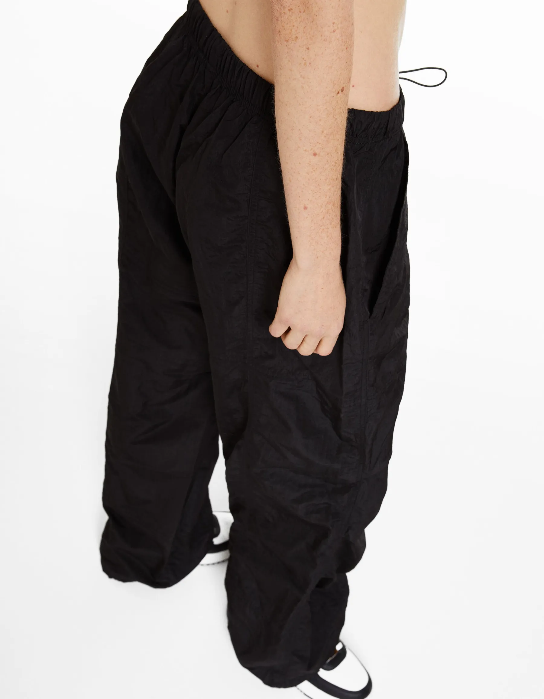BERSHKA Pantalon parachute nylon Noir Sale