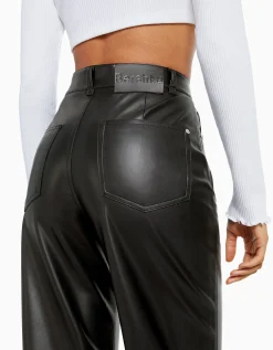 BERSHKA Pantalon straight slim similicuir Noir Hot