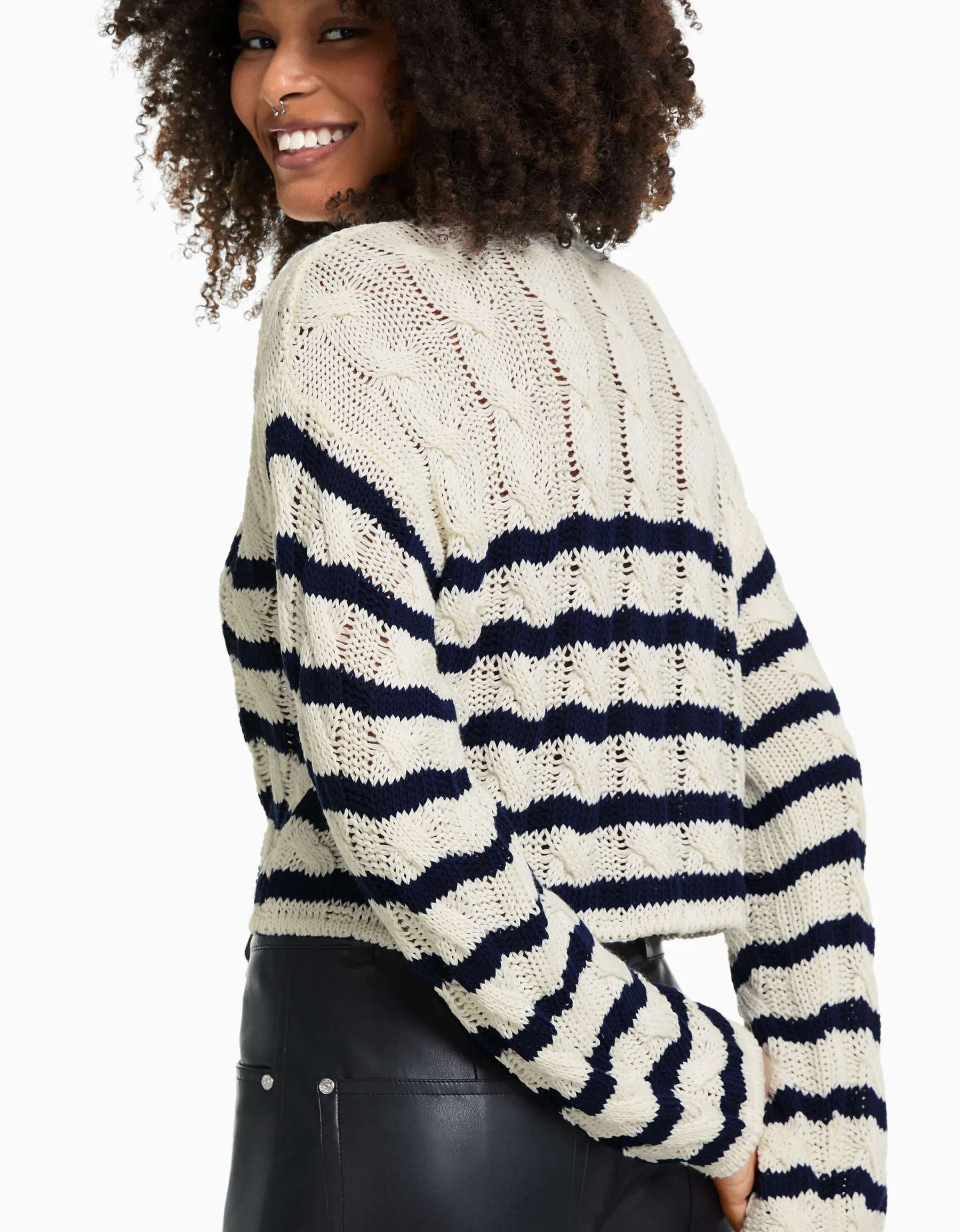 BERSHKA Pull à col rond à torsades Bleu Store