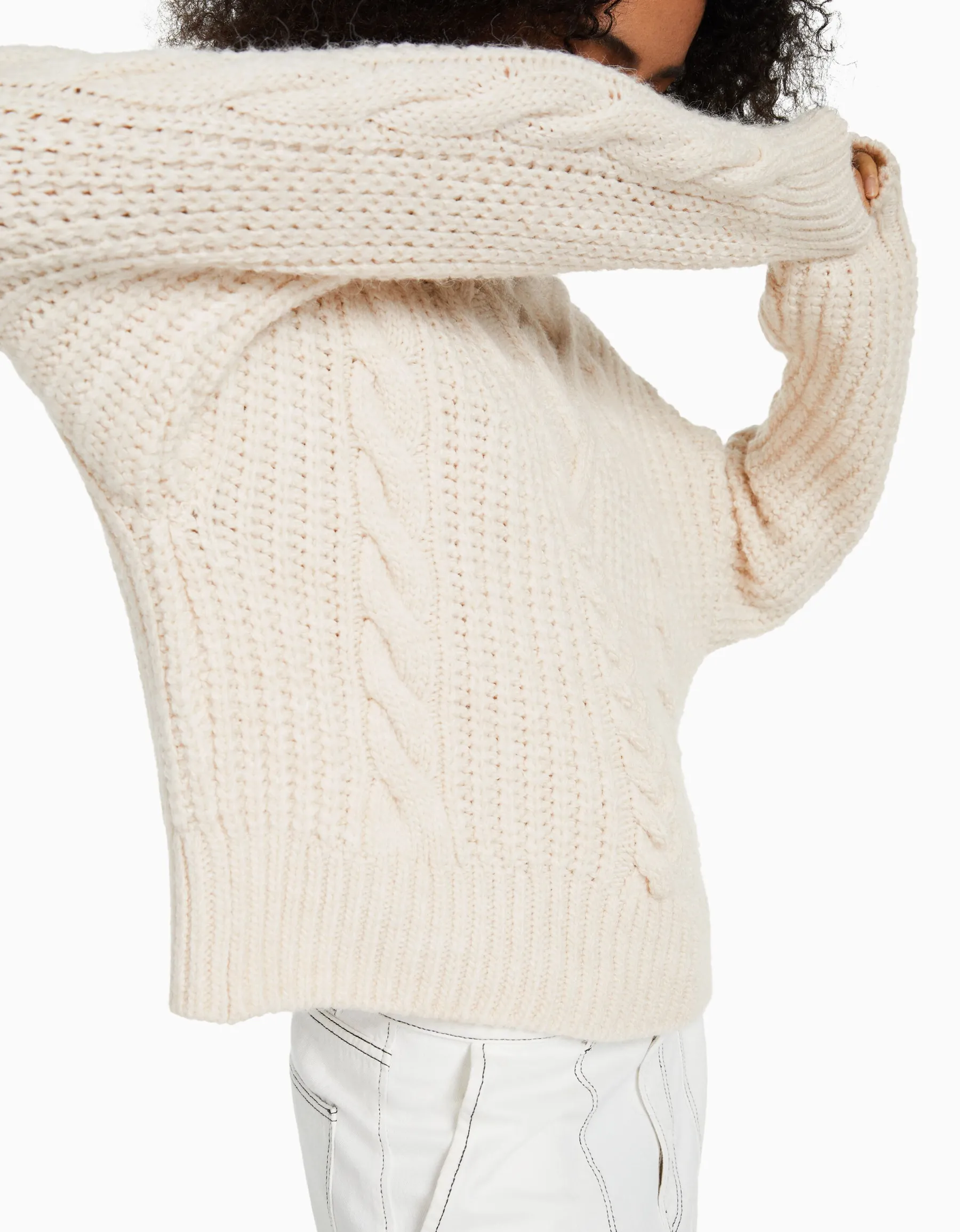 BERSHKA Pull cropped tressé col montant Écru Online