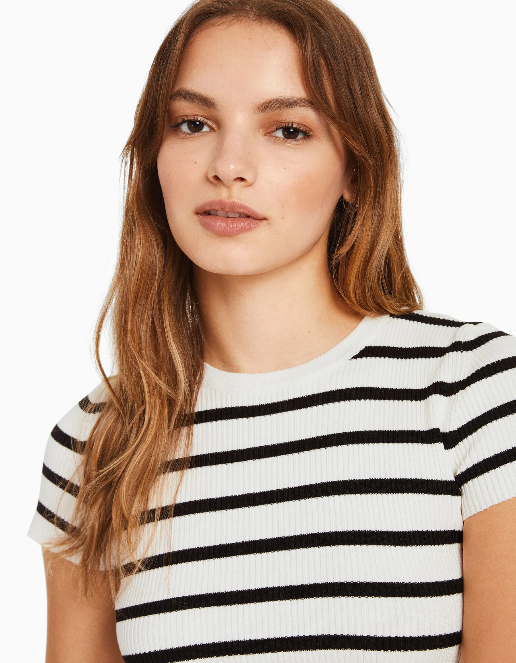 BERSHKA Pull manches courtes bord-côte Écru Shop