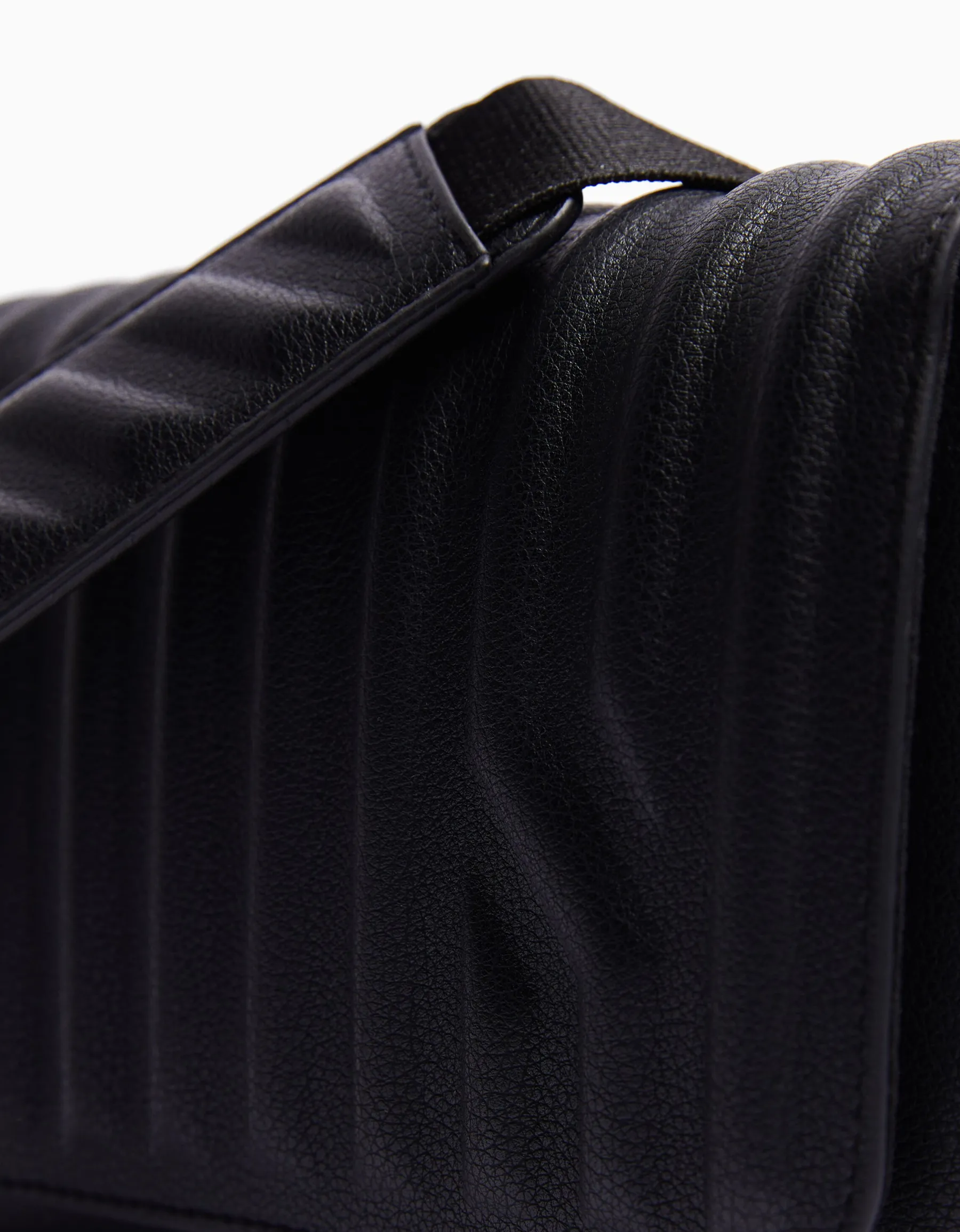 BERSHKA Sac bandoulière similicuir Noir Fashion
