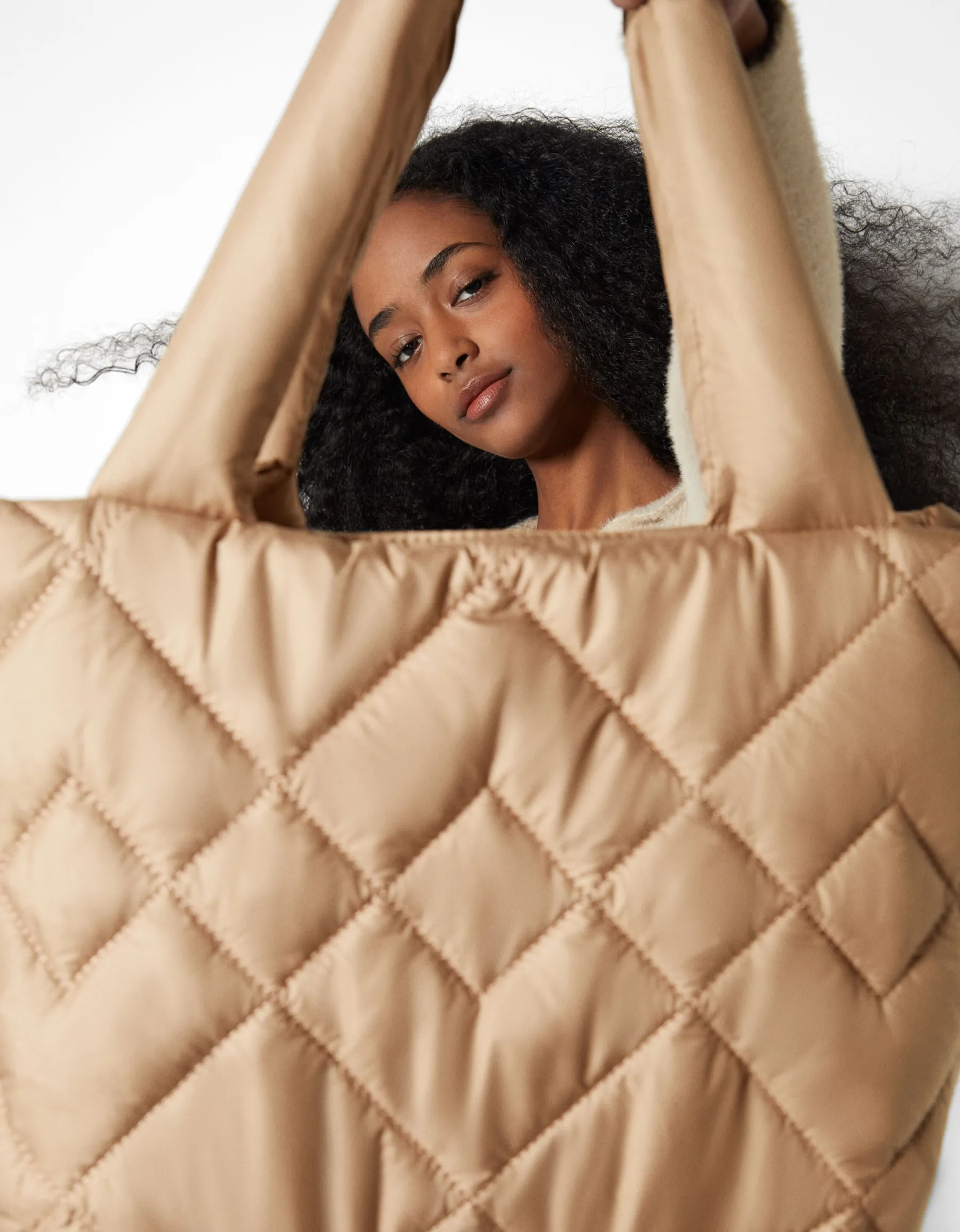 BERSHKA Sac cabas matelassé anse tissu Camel Online