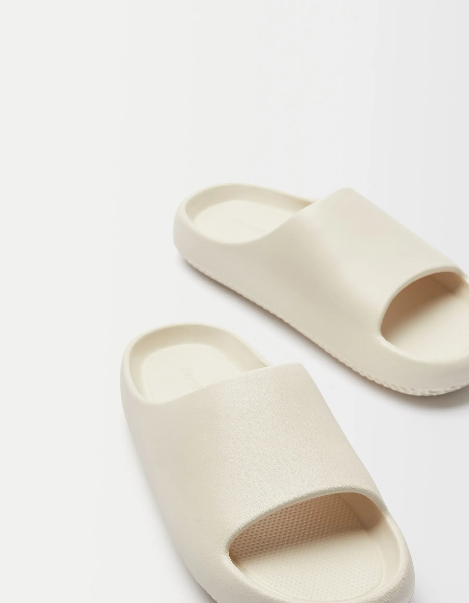 BERSHKA Sandales plates texturées homme Sable Hot