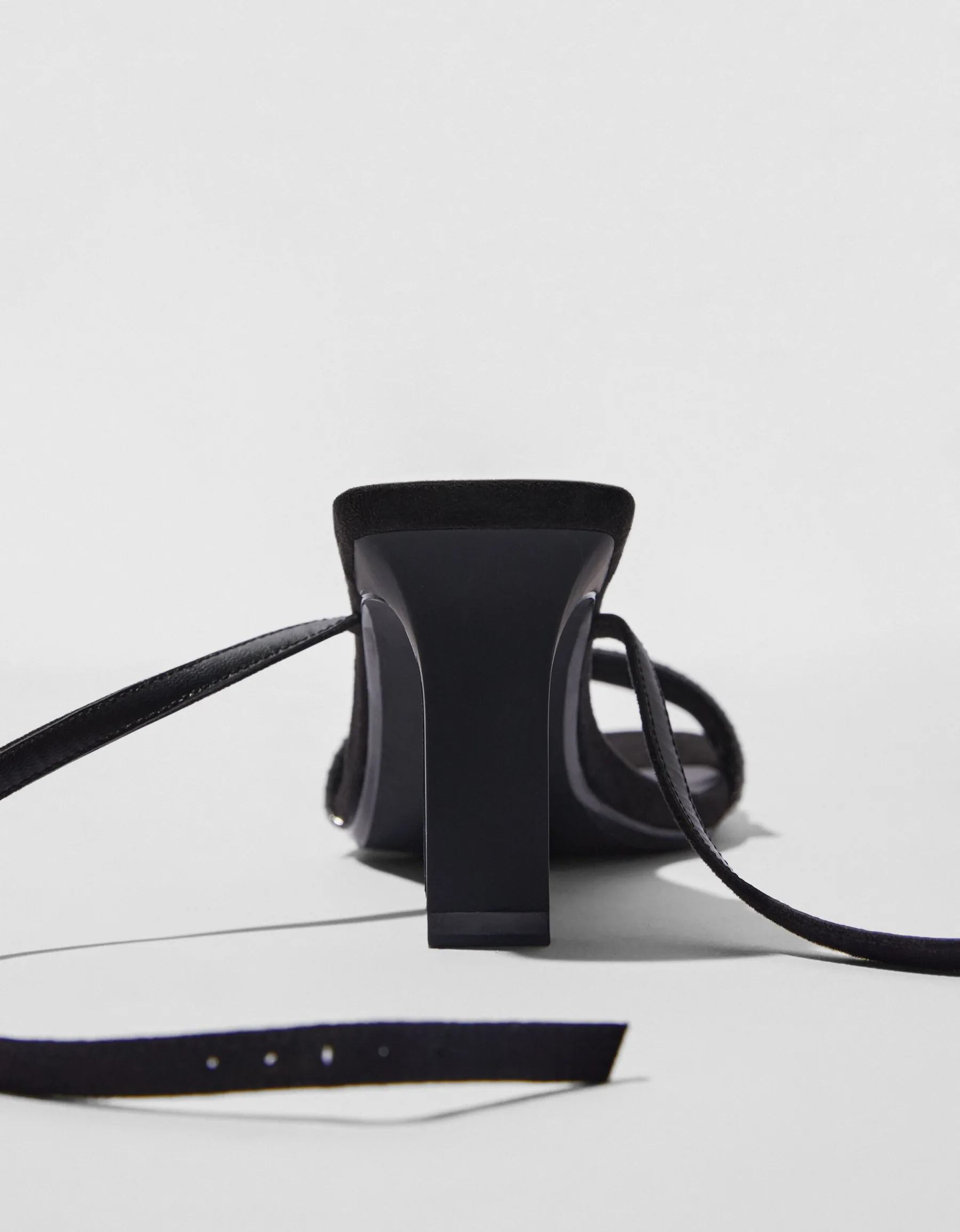 BERSHKA Sandales talon métallisées boucle de cheville Noir Best Sale