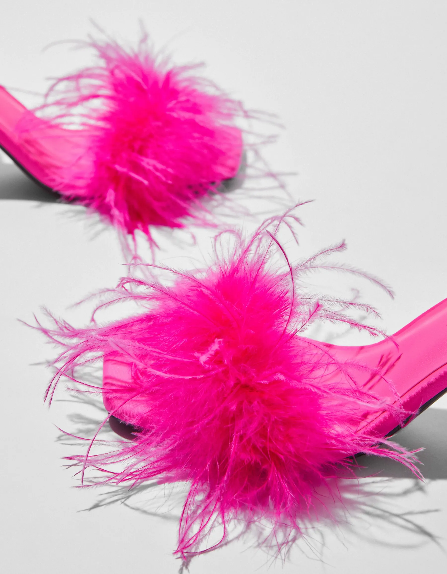 BERSHKA Sandales talon plumes Fuchsia Shop
