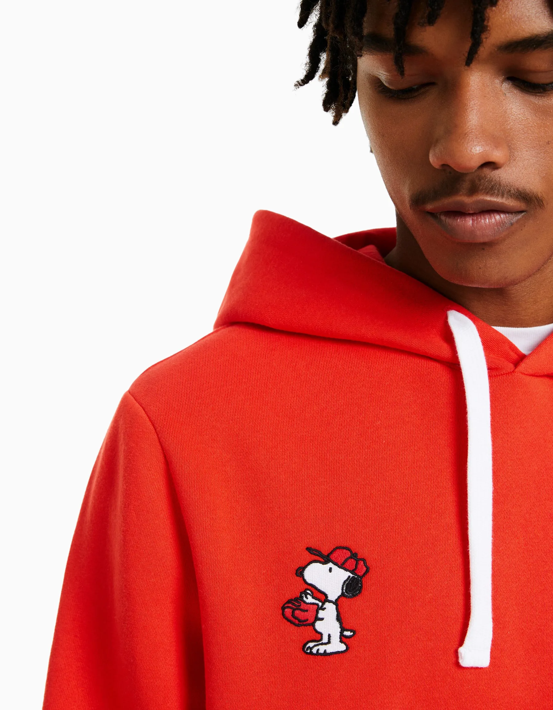 BERSHKA Sweat capuche brodé Snoopy Rouge Sale