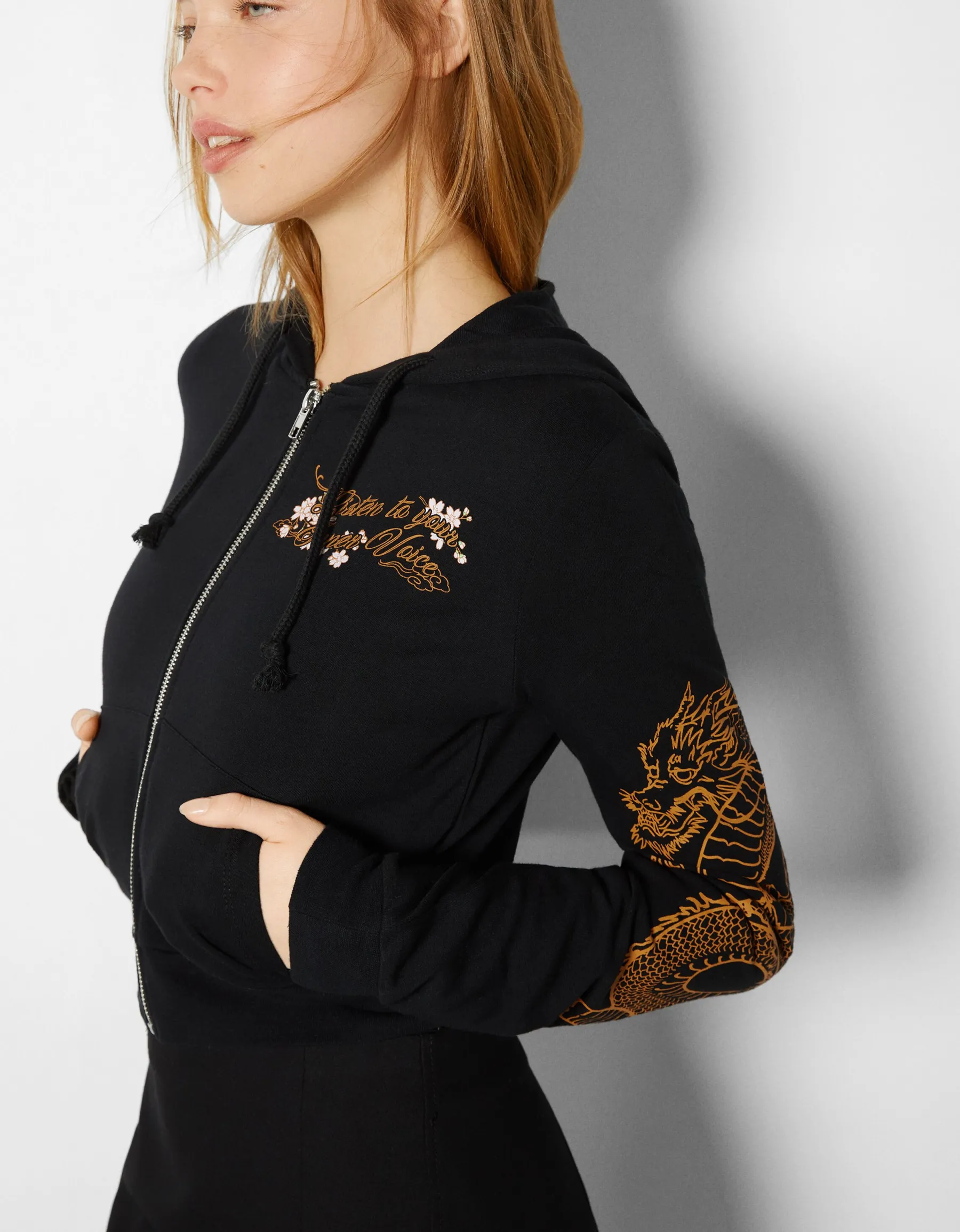 BERSHKA Sweat capuche zippé imprimé dragon Noir Cheap