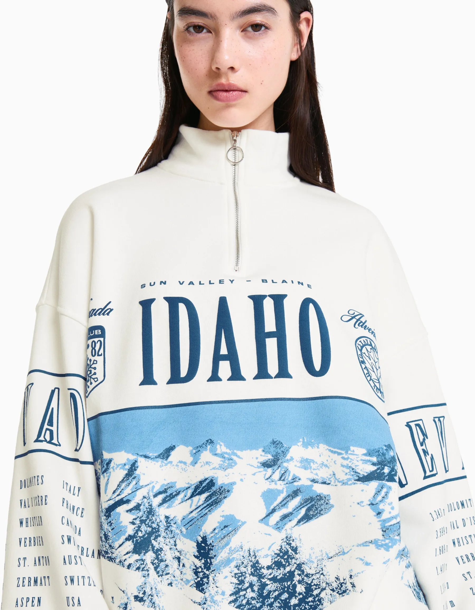 BERSHKA Sweat col montant zippé imprimé Blanc cassé Sale