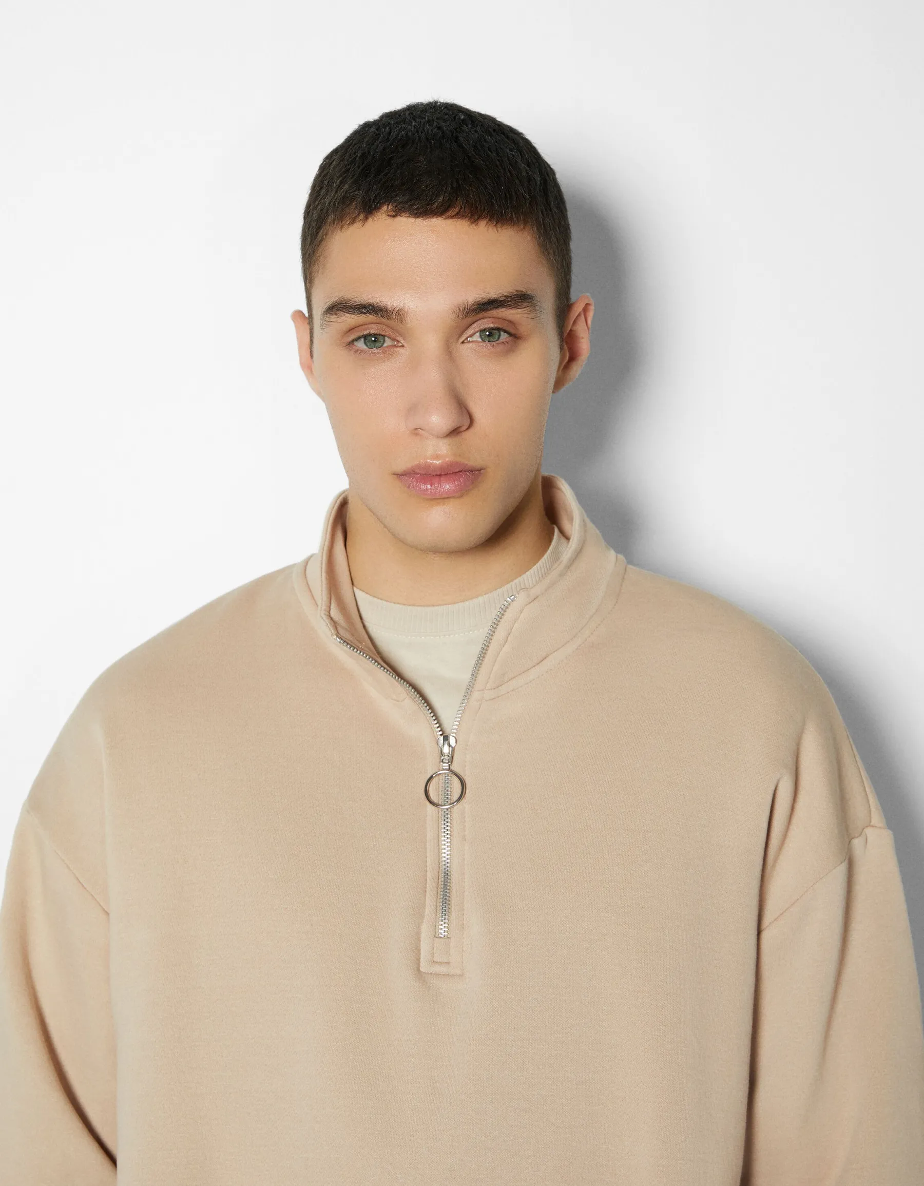 BERSHKA Sweat oversize col montant Blanc cassé Hot
